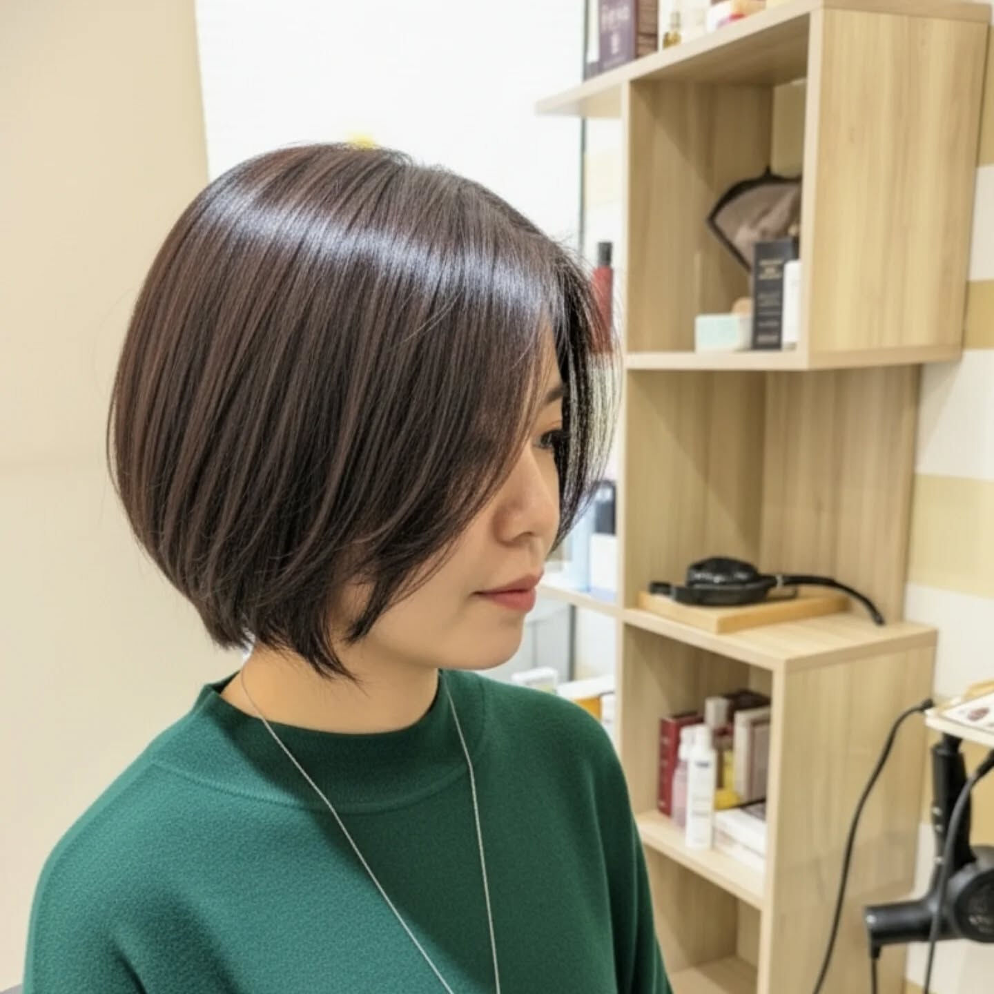 前髪が長いタイプのショートボブは、スタイルに多様性を加えつつ